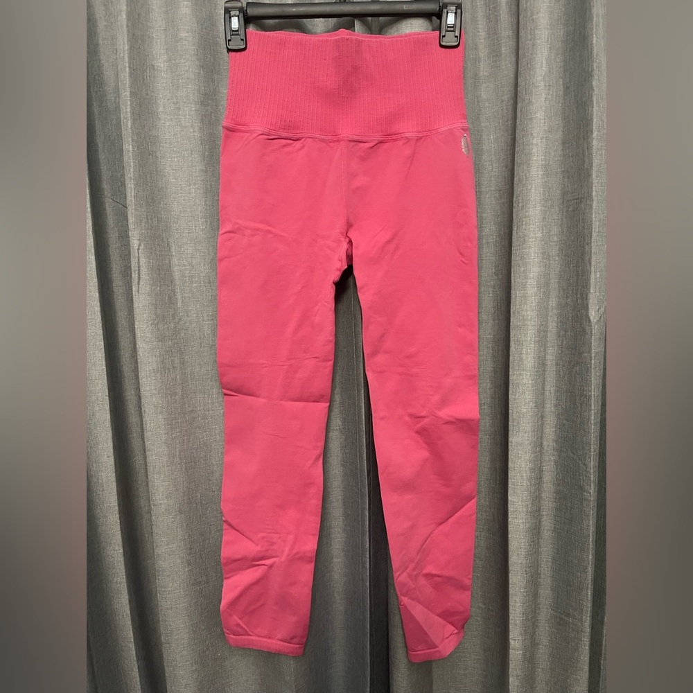 NWOT free People Movement Good Karma Leggings in Dragronfruit Pink